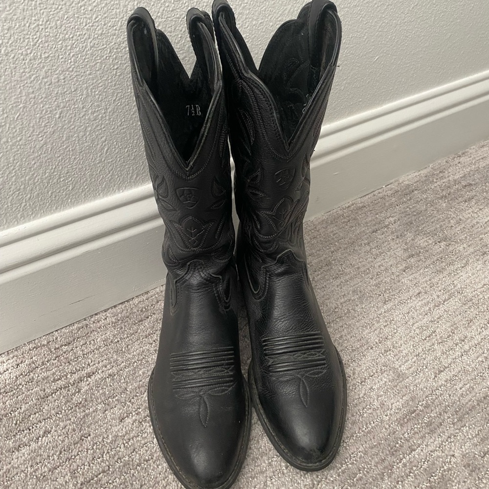 Black Ariat Woman’s R Toe boot 7.5B